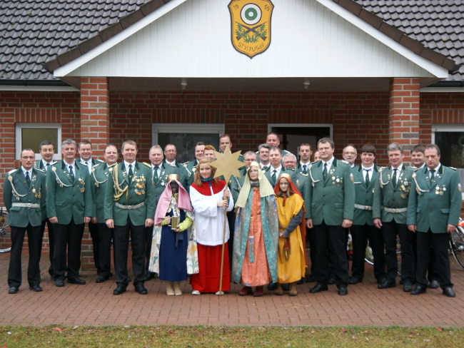 Vorstand und Offiziere mit Sternsinger